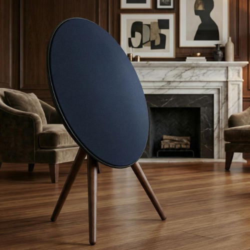 STUDIO MK-1000 en un living, junto a un sillón y una chimenea